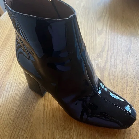 NWT Antonio Melani 7.5.   Gorgeous, stylish burgundy color - Picture 2 of 8